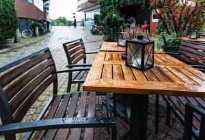 Wet, Outdoor Seating, Chairs, Table